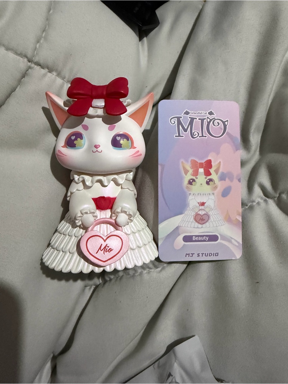 Mio Beauty Graceful Cat Figurine - White & Pink Decorative Pet Collectible